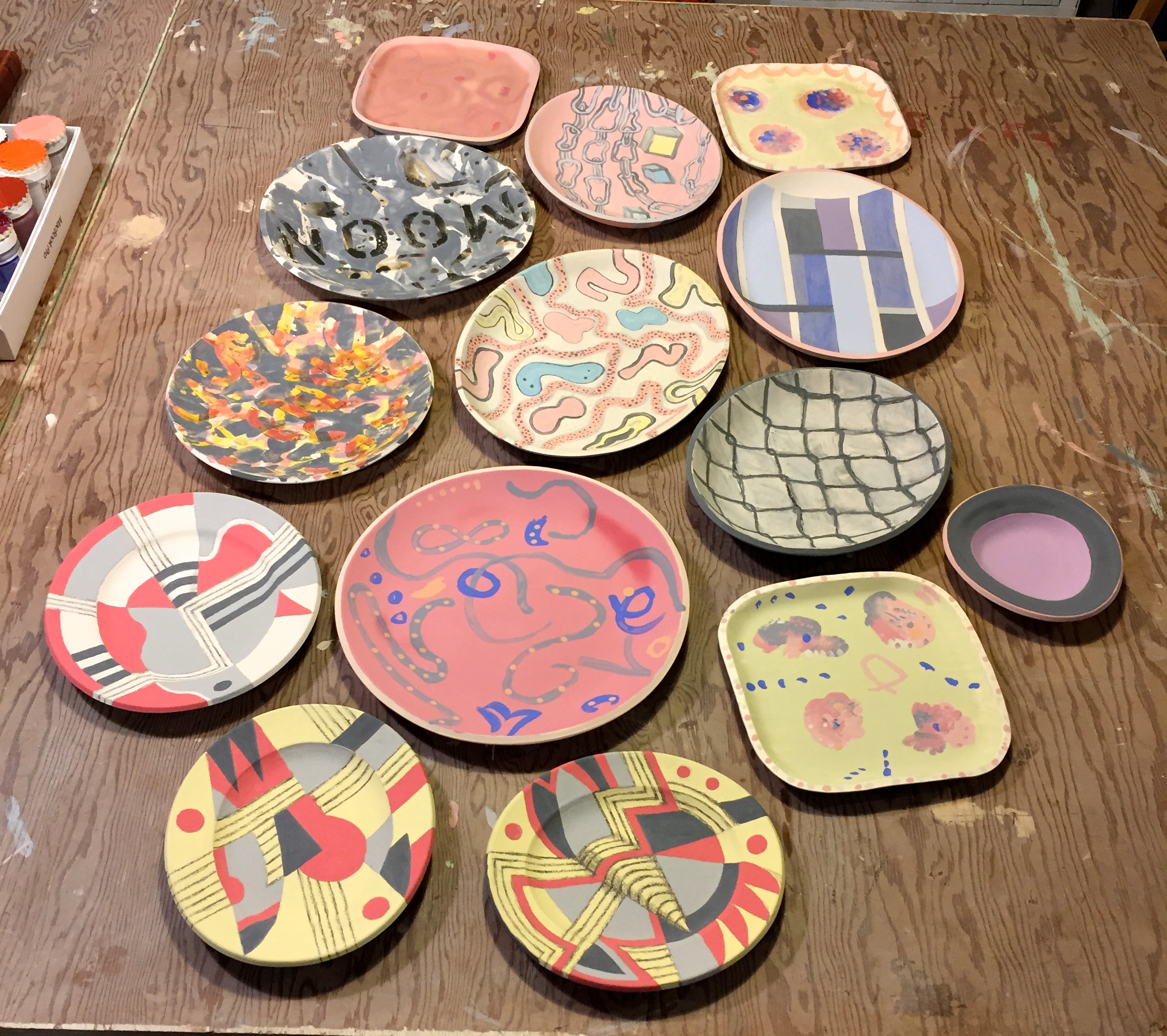 Read more about the article Artists painting plates